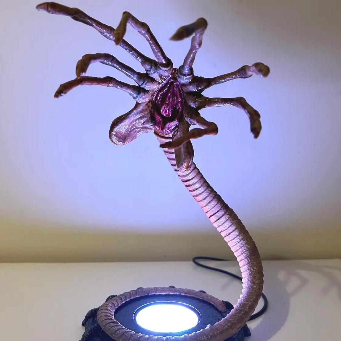 エイリアンフェイスハガーランプナイトライト、LEDライト付き - Lighting Decor Ideas のレビューと価格