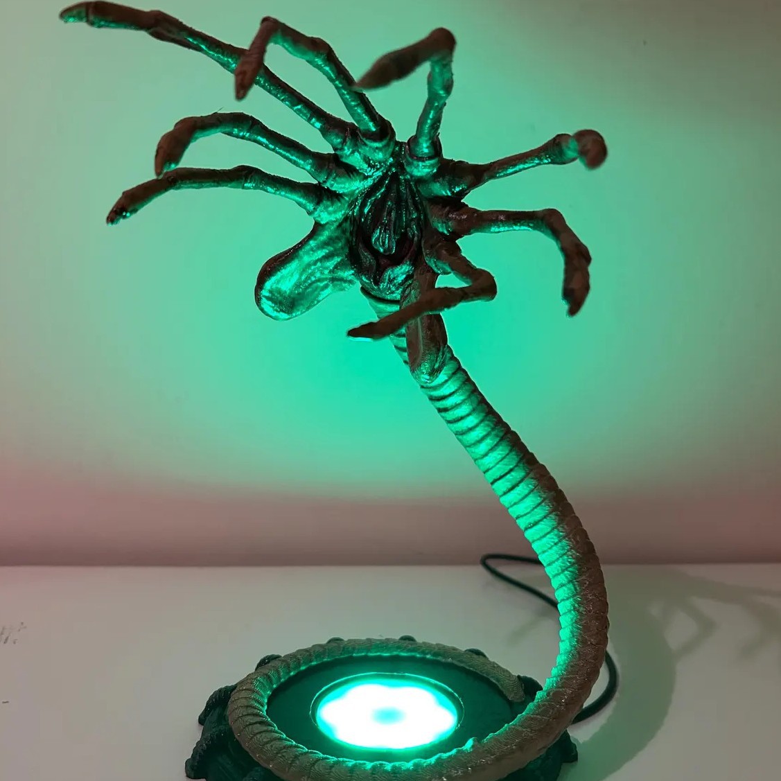 エイリアンフェイスハガーランプナイトライト、LEDライト付き - Lighting Decor Ideas のレビューと価格