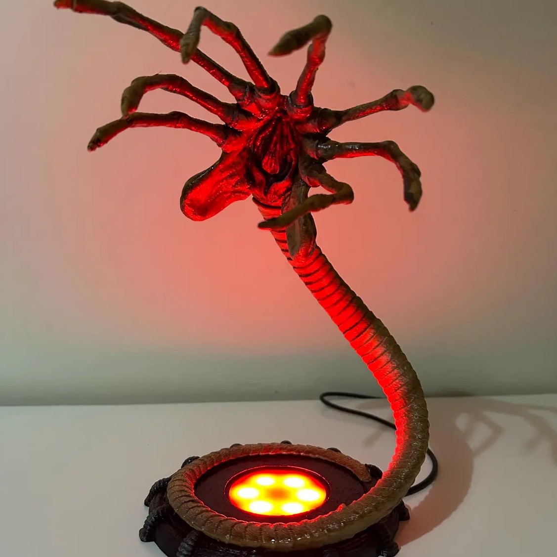 エイリアンフェイスハガーランプナイトライト、LEDライト付き - Lighting Decor Ideas のレビューと価格